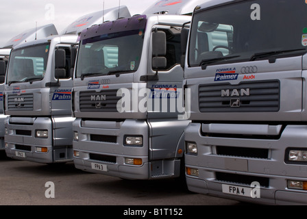 Formel Palmer Audi Transporter LKW Fahrerhaus Einheiten abgestellt im Fahrerlager am Oulton Park Motor Racing Circuit Cheshire England UK Stockfoto