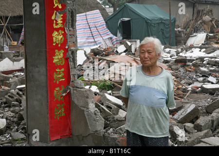 Alte Dame steht vor, was früher ihr Haus in Mianzhu nach dem Sichuan-Erdbeben vom 12. Mai 2008, China Stockfoto
