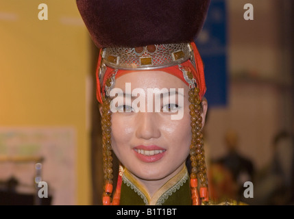 Porträt des mongolischen Mädchen mit Tracht während einer Show in Ulan-Bator Mongolei Stockfoto