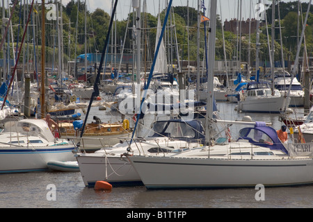 Yachten in Lymington marina Stockfoto