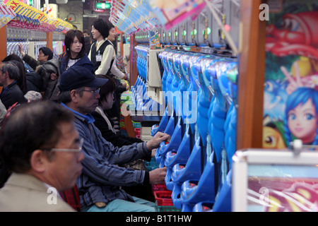 Typische Pachinko Salon in Tokio Japan Stockfoto