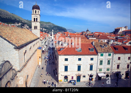 Blick entlang der Hauptstraße Stradun von der Stadtmauer, Altstadt von Dubrovnik, Kroatien Stockfoto