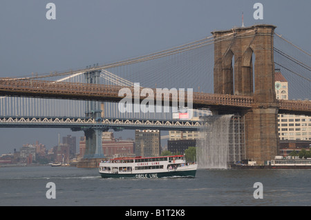 Einer der vier Wasserfälle, die vom Künstler Olafur Eliasson im New Yorker East River als Kunst im öffentlichen Raum-Projekt installiert. Stockfoto