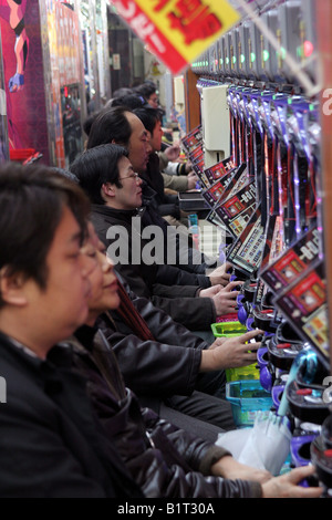 Typische Pachinko Salon in Tokio Japan Stockfoto