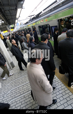 Gehaltsempfänger auf belebten Züge auf der Yamanote-Linie im morgendlichen Berufsverkehr Stockfoto