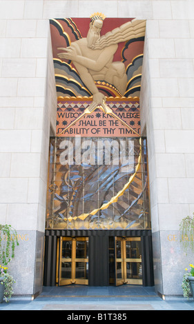 Lee Lawries "Weisheit" Skulptur auf dem General Electric Building am Rockefeller Center in New York Stockfoto