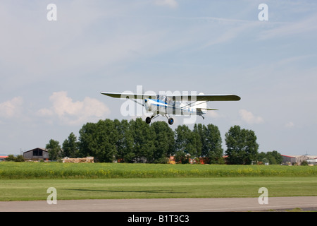 Auster J1N Alpha G-AJEI im Flug abheben vom Flugplatz Breighton Stockfoto