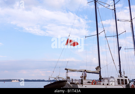 Tall Ship in Toronto Harbourfront, Queen's Quay Terminal mit Toronto Islands im Hintergrund Stockfoto