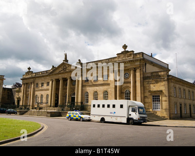 Polizeiauto und Gefängnis van geparkten außen York Crown Court bei York England UK Stockfoto