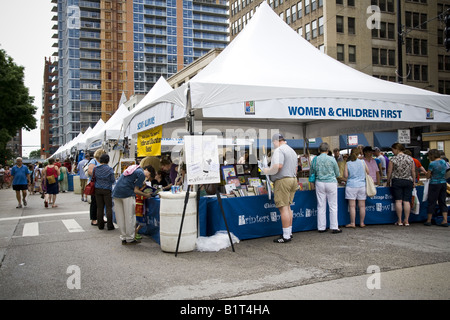 Menschen Surfen auf Drucker Zeile Buchmesse, Chicago IL Stockfoto