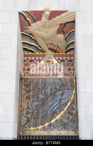 Lee Lawries "Weisheit" Skulptur auf das General Electric Building in New York Stockfoto