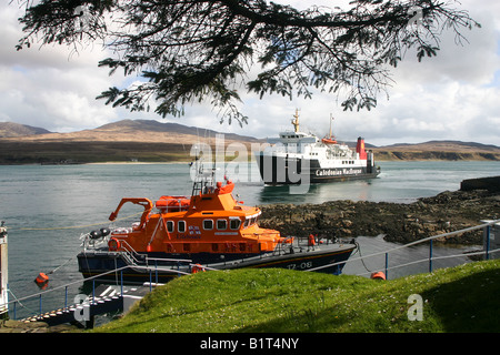 Caledonian MacBrayne Fähre MV Hebidean Inseln geht das Islay basierte Rettungsboot Topf Askaig Isle of Islay. Stockfoto