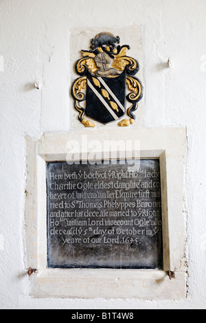 Ein Denkmal in St Mary & St. Michael Norman Urkirche in Stoke Charity, Hampshire Stockfoto