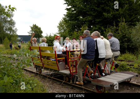 Gruppe von Personen auf einem Grenzland Draisine Kranenburg, unteren Rheinland verlassen. Stockfoto