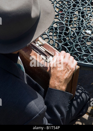 Mann mit einem Koffer Stockfoto