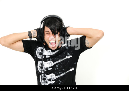 Porträt von trendigen jungen Mann schreien mit Kopfhörer - isoliert
