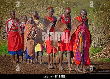 Masai Hochzeitszug ist der Vater der Braut vor auf dem Weg zur Zeremonie. Die Braut ist der dritte von links Stockfoto