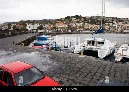 Yachten im Hafen von Aci Trezza, Sizilien. Stockfoto
