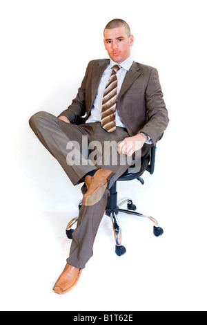 Junger Geschäftsmann auf einem Bürostuhl sitzen. Stockfoto