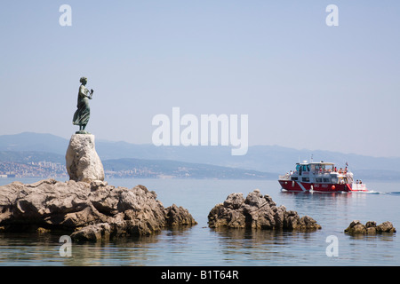 Opatija Istrien Kroatien Europa Maiden mit der Möwe-Statue von Zvonko Car 1956 auf felsigen Landzunge mit Blick auf Meer Stockfoto