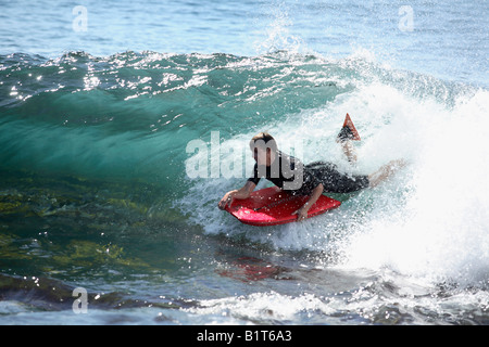 Teenager Surfer Surfen eine Rock-Regal-Pause Jibbon Landzunge Royal National Park Bundeena New South Wales Australien Stockfoto