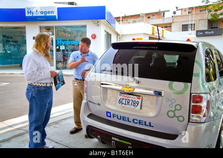 Ein Fahrer an einer Tankstelle in Los Angeles beschreibt seine ein futuristisches Null Emission Chevrolet Equinox Wasserstoff-Brennstoffzellen-Auto Stockfoto