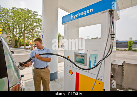 Fahrer an einer Wasserstoff-Zapfsäule an einer Tankstelle in Los Angeles bereitet sich auf den Tank der ein futuristisches Null-Emissions-Chevrolet Nachfüllen Stockfoto