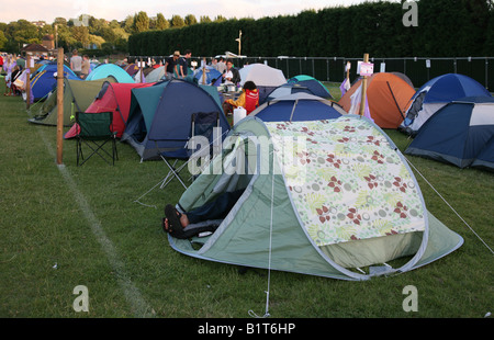 Menschen, die camping in Warteschlangen, in erste Linie für Wimbledon Tennis Championships am Morgen Stockfoto