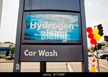 Schild an einer Tankstelle in Los Angeles wirbt Verfügbarkeit von Wasserstoff als Kraftstoff für futuristische Zero Emission Brennstoffzellen-Auto Stockfoto