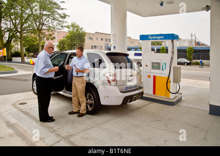 Ein Fahrer an einer Tankstelle in Los Angeles beschreibt seine ein futuristisches Null Emission Chevrolet Equinox Wasserstoff-Brennstoffzellen-Auto Stockfoto