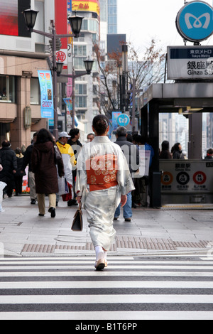 Eine Japanerin in traditionellen Kimono Kleid zu Fuß durch Tokyo Ginza Stockfoto