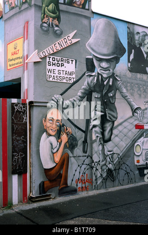 Eastside Gallery auf den Rest der Berliner Mauer an der Mühlenstraße in der deutschen Hauptstadt Berlin. Stockfoto