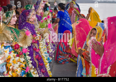 Rajasthani Frauen tragen Bildnisse von Shiva und seiner Frau Parvati auf dem GANGUR FESTIVAL UDAIPUR RAJASTHAN Indien Stockfoto