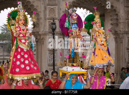 Rajasthani Frauen tragen Bildnisse von Shiva und seiner Frau Parvati auf dem GANGUR FESTIVAL UDAIPUR RAJASTHAN Indien Stockfoto