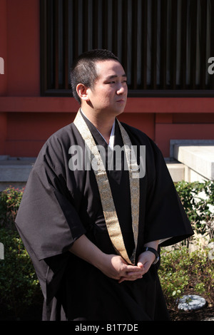 Japanischen Mönch in Roben an den Senso-Ji Tempel in Asakusa, Tokio Japan Stockfoto