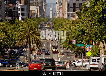 Trolleys mischen mit regelmäßigen Verkehr an der Market Street in San Francisco Hinweis das Ferry Building im Hintergrund Stockfoto