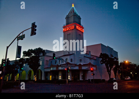 Eröffnet im Jahre 1931 die Merced Theatre in Merced, Kalifornien mit seiner Neon beleuchteten Turm Bühnen live-Theater sowie bewegte Bilder Stockfoto