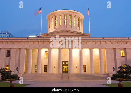 Ohio Statehouse in der Abenddämmerung Columbus Ohio // COLUMBUS, Ohio – das Ohio Statehouse, auch bekannt als Ohio State Capitol Building, steht in der Abenddämmerung am Capitol Square. Die griechische Wiedergeburt, die zwischen 1839 und 1861 erbaut wurde, dient als Sitz der Legislative des Bundesstaates Ohio. Die Westfassade des historischen Gebäudes zeigt klassische Säulen und einen markanten konischen Turm anstelle der traditionellen Kuppel, die auf vielen anderen Staatskapitolen zu finden ist. Stockfoto