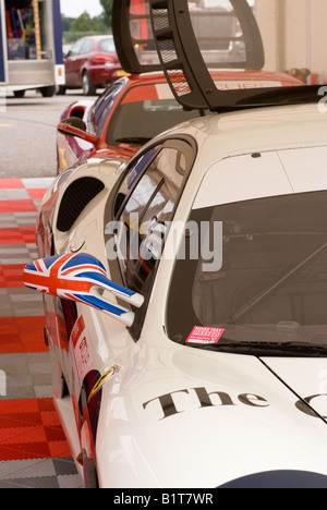 Ferrari 430 Challenge in Garage im Fahrerlager für GT Cup am Oulton Park Motor Racing Circuit Cheshire England Vereinigtes Königreich UK Stockfoto