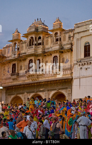 Rajasthani Frauen versammeln sich am die GANGAUR GHAT am Ufer des PICHOLA-See für die GANGAUR FESTIVAL UDAIPUR RAJASTHAN Indien Stockfoto