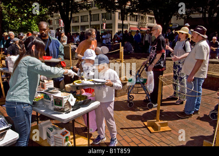 Obdachlose Line-up der richtige Hintergrund für ein gratis Sonntag Essen in O Bryant Square Portland Oregon Hinweis Nächstenliebe Freiwilligen Stockfoto