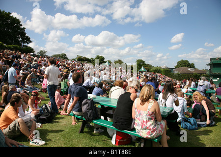 Gruppen von Zuschauer sitzen auf Henman Hill bei Wimbledon Tennis Championships Stockfoto