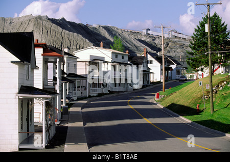 Mine Bergematerial erheben sich über einer Wohnstraße in Thetford Mines, Quebec Stockfoto