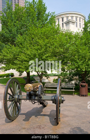 COLUMBUS, Ohio – die griechische Architektur des Ohio Statehouse steht in der Innenstadt von Columbus. Die ikonische Kalksteinfassade und die markante Kupferkuppel spiegeln die demokratischen ideale der USA des 19. Jahrhunderts wider und dienen sowohl als Sitz der Staatsregierung als auch als Symbol des reichen politischen Erbes von Ohio. Stockfoto