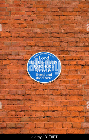 blaue Plakette markiert das ehemalige Wohnhaus des Künstlers lord Leighton, jetzt das Leighton House Museum, Kensington, West London, England Stockfoto