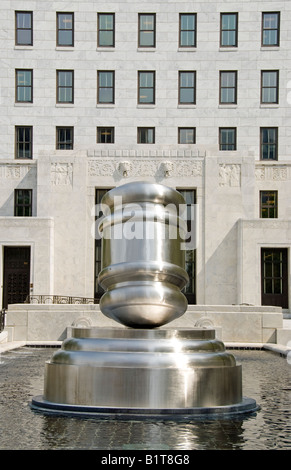 COLUMBUS, Ohio, USA – das Gerichtsgebäude in Columbus mit einer großen Hammerskulptur im Vordergrund, in einem Brunnen. Dieses eindrucksvolle Kunstwerk aus Edelstahl symbolisiert Gerechtigkeit und befindet sich im Ohio Judicial Center, dem Sitz des Supreme Court of Ohio. Stockfoto