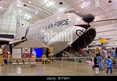 DAYTON, Ohio, USA – das National Museum der United States Air Force, das sich auf der Wright-Patterson Air Force Base in der Nähe von Dayton, Ohio befindet. Dieses weitläufige Museum beherbergt eine riesige Sammlung von Militärflugzeugen, Raumfahrzeugen und Luftfahrtefakten, die die Geschichte und den technologischen Fortschritt der United States Air Force von ihrer Gründung bis heute zeigen. Stockfoto