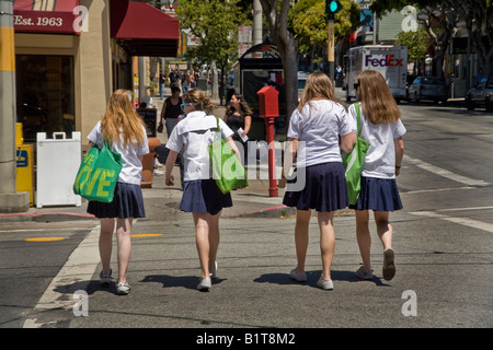 Uniformierte Mädchen aus einer alle Mädchen private High School gehen auf Fillmore Street in San Francisco Stockfoto