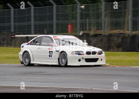 Ein BMW M3 GTR V6 beenden alte Rathaus Ecke GT Cup am Oulton Park Motor Racing Circuit Cheshire England Großbritannien Stockfoto