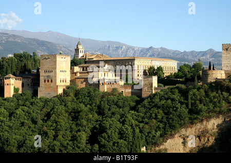 Die Alhambra betrachtet von der Mirador San Nicolas mit der Sierra Nevada in der Ferne Stockfoto